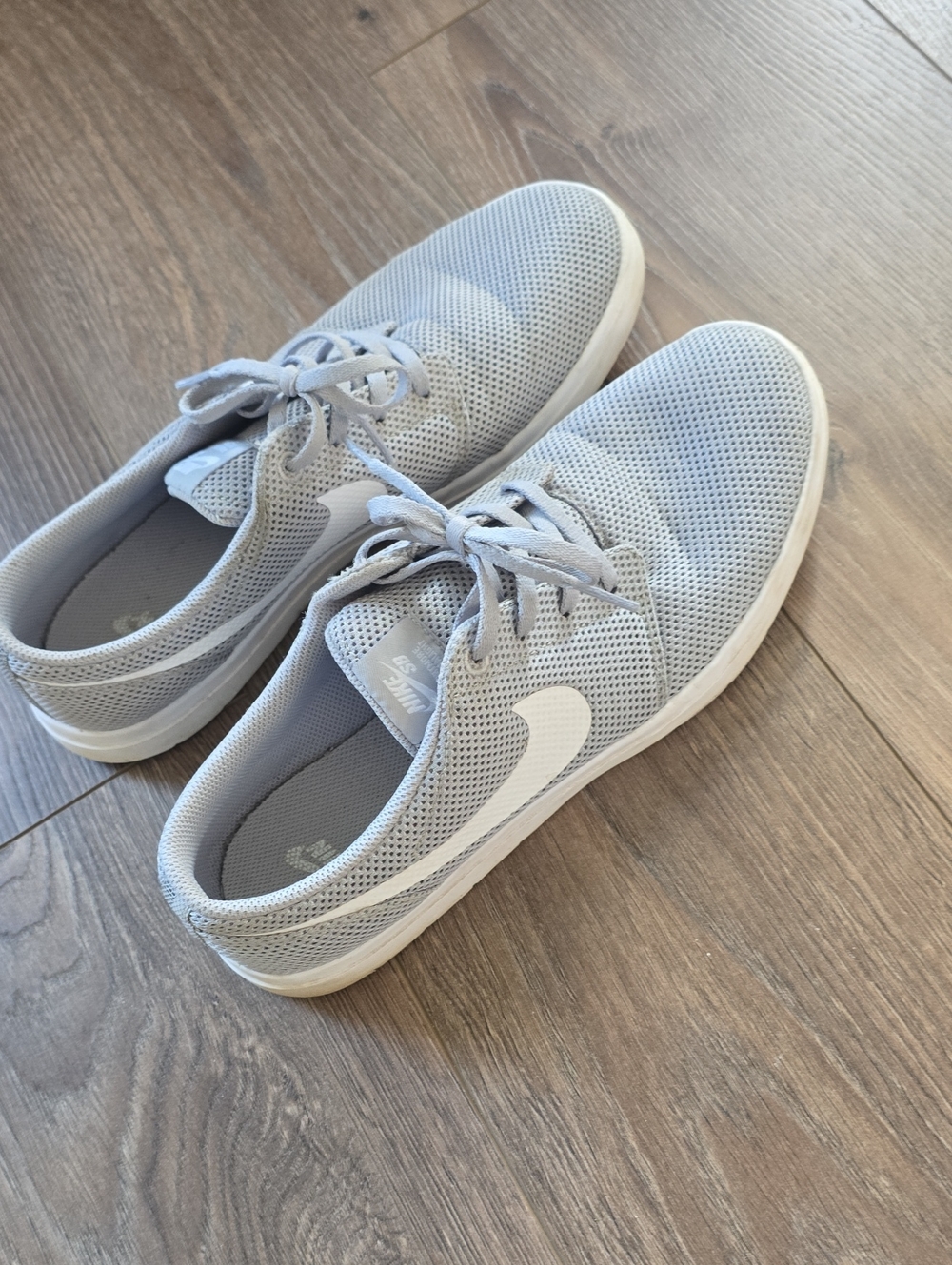 Nike Men’s Light Gray Mesh Lace-Up Sneakers
